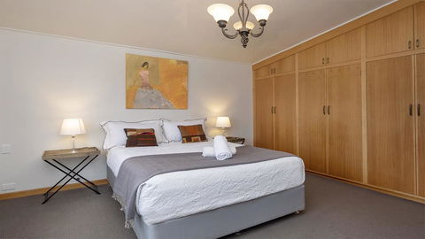 Alpine House - Views Over Lake Jindabyne And The Snowy Mountains - Holiday Find 3