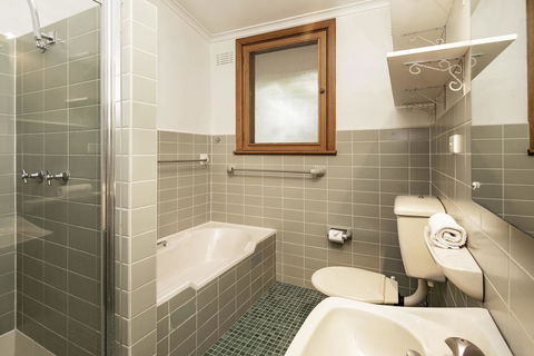 Alpine House - Views Over Lake Jindabyne And The Snowy Mountains - Holiday Find 2