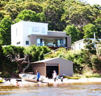 Amazing Ansons Bay Absolute Waterfront Beach House - Holiday Find