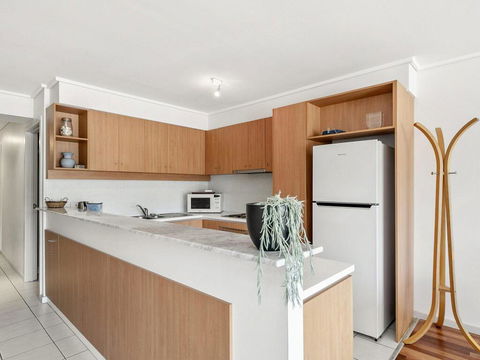 APARTMENT 23 PACIFIC APARTMENTS - Sit On The Deck And Soak In The View - Holiday Find 2