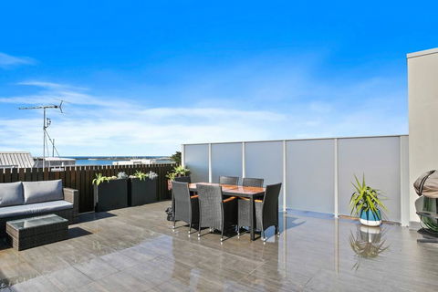 APOLLO 13 PENTHOUSE - Free Wifi & Huge Terrace! - Holiday Find 3