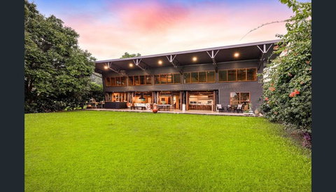 Luxury On Lake Tinaroo Lakefront Living - Holiday Find 0