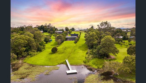 Luxury On Lake Tinaroo Lakefront Living - Holiday Find 2