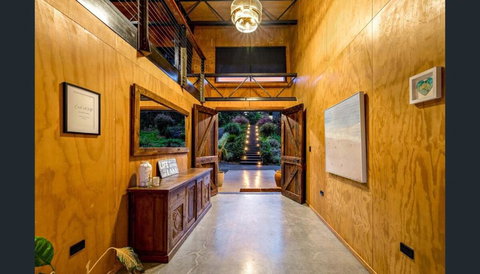 Luxury On Lake Tinaroo Lakefront Living - Holiday Find 3