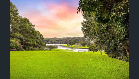 Luxury On Lake Tinaroo Lakefront Living - Holiday Find 1