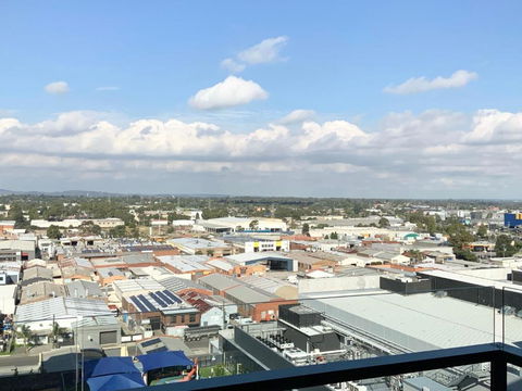 M-city Apartment - Executive Twin King Ensuites - Fully Equipped - Free Parking, Fast Wifi, Smart TV, Netflix, Complementary Drinks & Amenities - M-city Shopping Centre Clayton 3168 - Holiday Find 3
