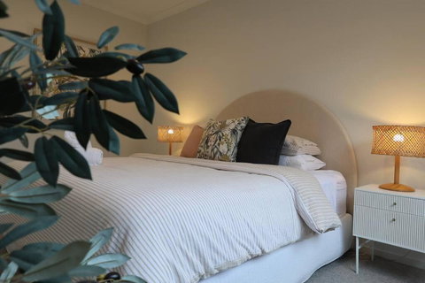 Madeley Family Getaway- Sleeping 8, Central, Aircon, Close To Shops, Beach, Parks, Spacious - Holiday Find 1