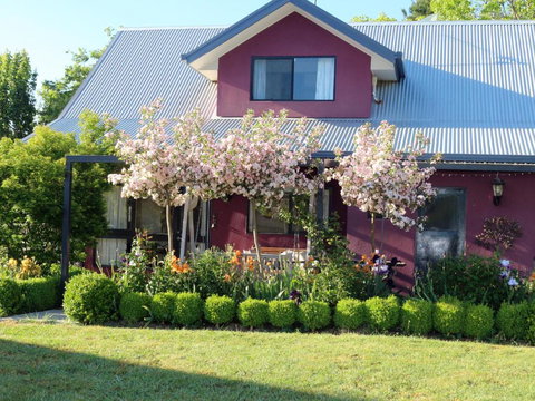 Magenta Cottage - Holiday Find 0
