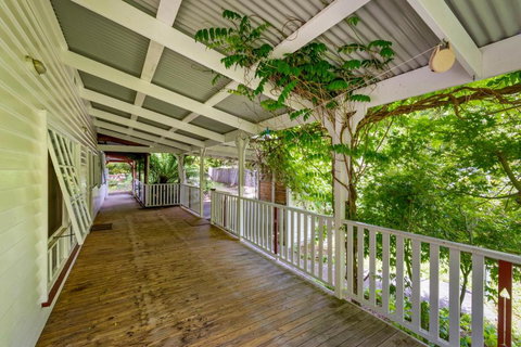 Magical Lucindale - Gorgeous 4 Bedroom House - Holiday Find 1