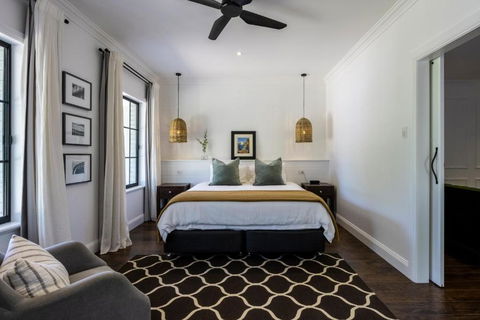 MAIN STREET RETREAT - King BRs, Comp Minibar, Breakfast Prov, Fireplaces - Holiday Find 1