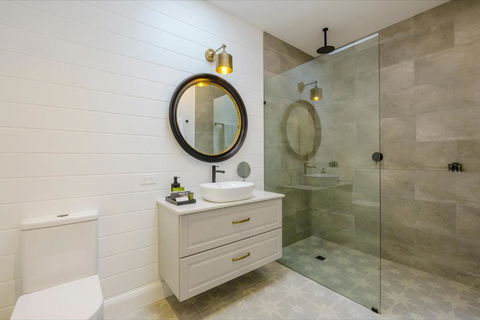 MAIN STREET RETREAT - King BRs, Comp Minibar, Breakfast Prov, Fireplaces - Holiday Find 2