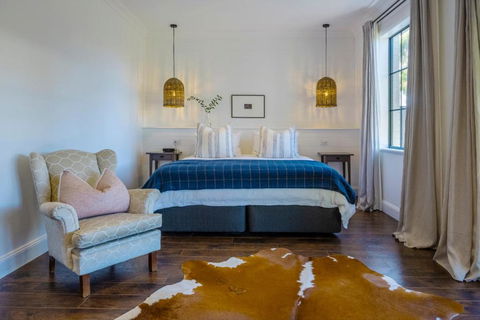MAIN STREET RETREAT - King BRs, Comp Minibar, Breakfast Prov, Fireplaces - Holiday Find 0