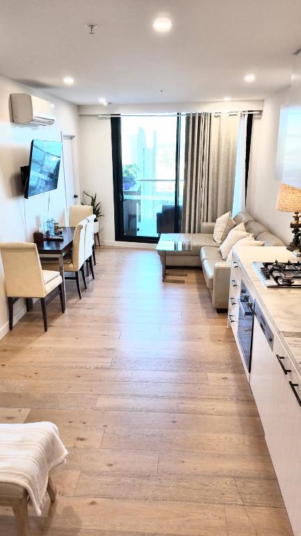 M-city Shopping Center Apartment - Executive Twin King Ensuites - Fully Equipped - Free Parking, Fast Wifi, Smart TV, Netflix, Complementary Drinks & Amenities - Clayton 3168 - Holiday Find 3