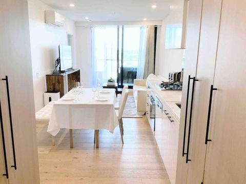 M-city Shopping Center Apartment - Executive Twin King Ensuites - Fully Equipped - Free Parking, Fast Wifi, Smart TV, Netflix, Complementary Drinks & Amenities - Clayton 3168 - Holiday Find 0