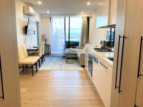 M-city Shopping Center Apartment - Executive Twin King Ensuites - Fully Equipped - Free Parking, Fast Wifi, Smart TV, Netflix, Complementary Drinks & Amenities - Clayton 3168 - Holiday Find 1
