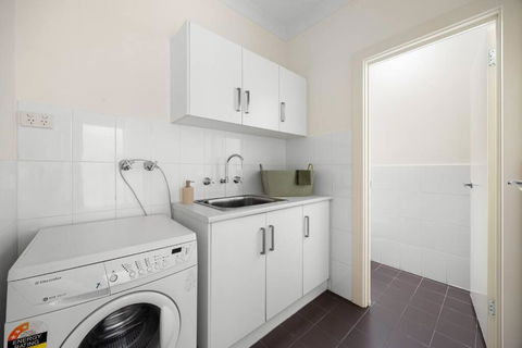Mawson Lakes Retreat - 3BR, Wifi, Parking - Holiday Find 1