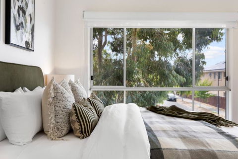 Mawson Lakes Retreat - 3BR, Wifi, Parking - Holiday Find 2