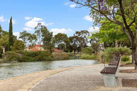 Mawson Lakes Retreat - 3BR, Wifi, Parking - Holiday Find 3