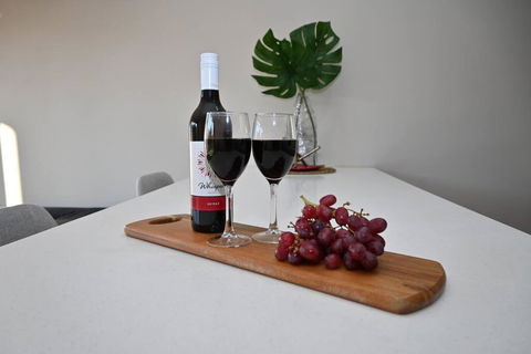 Mawson Red - Free Pool Access -Onsite Parking-Netflix-5 Mins To Mawson Interchange - Holiday Find 0