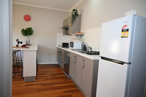 Mawson Red - Free Pool Access -Onsite Parking-Netflix-5 Mins To Mawson Interchange - Holiday Find 1