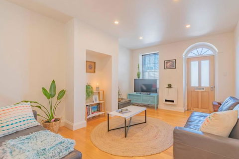 MELVINGTON BOUTIQUE APARTMENT IN HOBART CBD O - Holiday Find 0