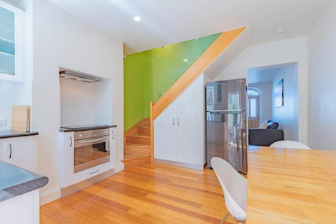 MELVINGTON BOUTIQUE APARTMENT IN HOBART CBD O - Holiday Find 2