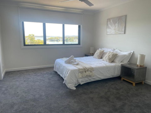 Mirrabooka Magic - Luxury By The Lake - Holiday Find 2
