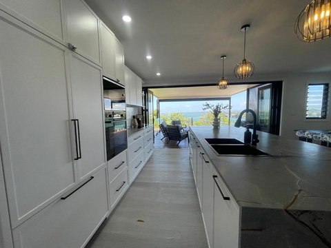 Mirrabooka Magic - Luxury By The Lake - Holiday Find 1