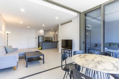 Modern 2B With Loft Bed Parking Central Mascot - Holiday Find 0