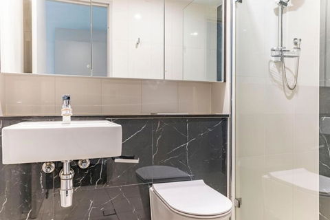 Modern 2B With Loft Bed Parking Central Mascot - Holiday Find 1