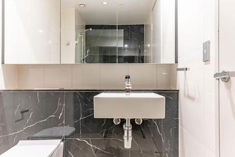 Modern 2B With Loft Bed Parking Central Mascot - Holiday Find 2