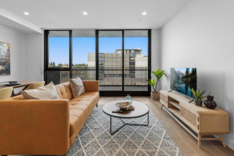 Modern Apartment On Burgundy Precinct & Parklands - Holiday Find 0