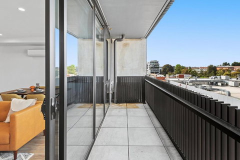 Modern Apartment On Burgundy Precinct & Parklands - Holiday Find 1