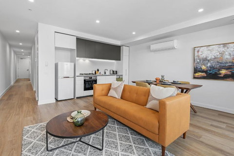 Modern Apartment On Burgundy Precinct & Parklands - Holiday Find 2