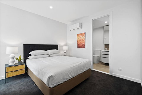 Modern Apartment On Burgundy Precinct & Parklands - Holiday Find 3