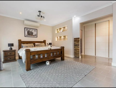 Modern Family Home With Pool - Holiday Find 2
