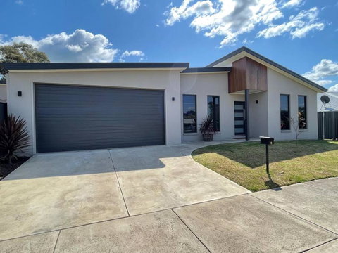 Modern Home Away From Home - Holiday Find 0