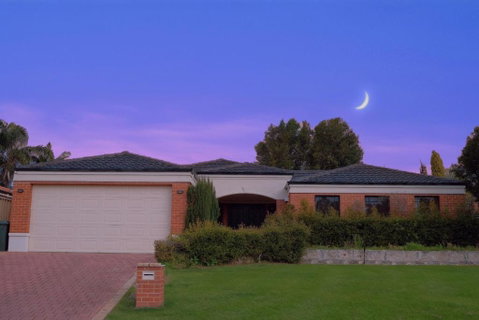 Modern Retro House Nr Airport 6Bedrooms Yard N Parking - Holiday Find 0