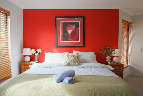 Modern Retro House Nr Airport 6Bedrooms Yard N Parking - Holiday Find 1