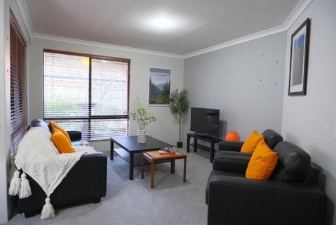 Modern Retro House Nr Airport 6Bedrooms Yard N Parking - Holiday Find 3