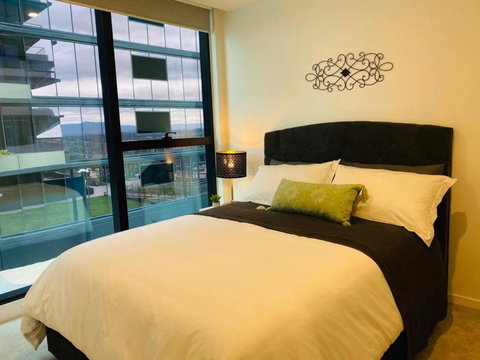 Moody Moon Apartment @ Sky Garden - Glen Waverley - Holiday Find 1