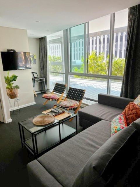 NEW Exquistely Furnished 2 Bedroom Apartment - Holiday Find 1