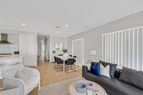 MOSS1 - Bunbury Chic Villa Retreat By The Beach - Holiday Find 0