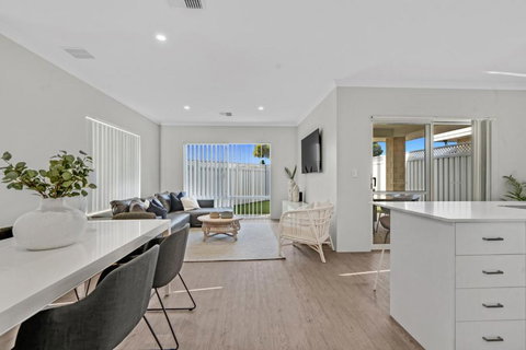 MOSS1 - Bunbury Chic Villa Retreat By The Beach - Holiday Find 1