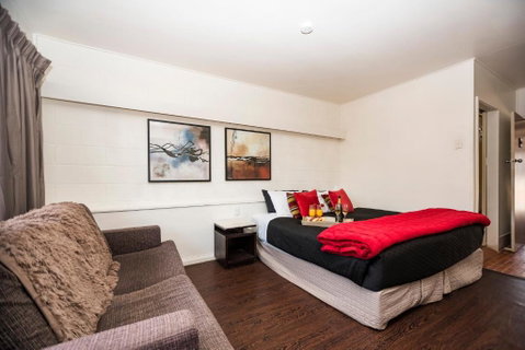 Motel Oasis - Holiday Find 1