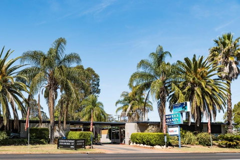 Motel Oasis - Holiday Find 0