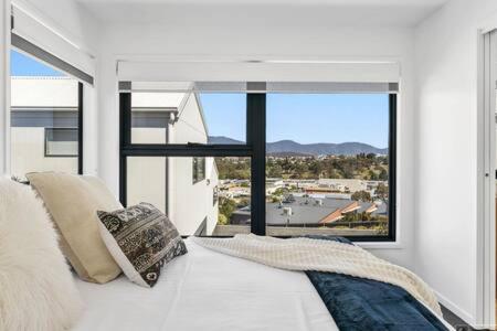 Mountain View Villa-close To Shops-10min To CBD - Holiday Find 2