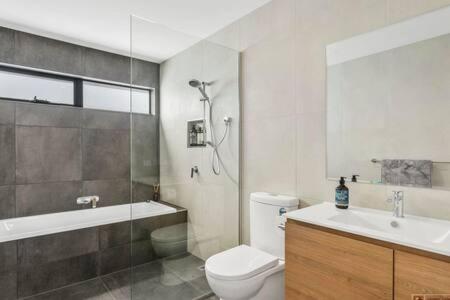 Mountain View Villa-close To Shops-10min To CBD - Holiday Find 1