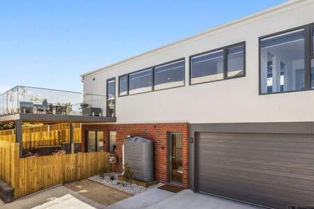 Mountain View Villa-close To Shops-10min To CBD - Holiday Find 3