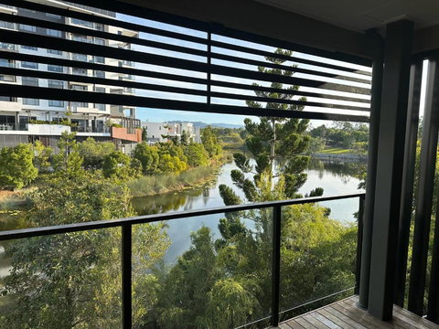 Near New 4br Townhouse Next To Shopping Mall - Holiday Find 1